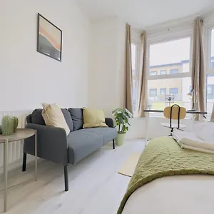 https://maud-house-e10.cambridgehotelsuk.com